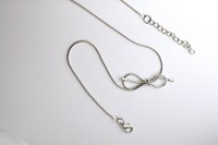 MECYLIFE Collier ras du cou en acier inoxydable plaqué or 18 carats avec ruban latéral, chaîne serpent ronde à nœud, nouveau collier élégant avec nœud papillon