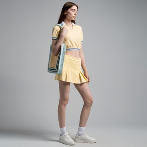 Jupes de golf et de tennis respirantes à col en V pour femmes, plissées à la moitié, avec perforations, fabrication OEM/ODM en gros - Product Image 4