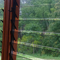 Cadre de fenêtre à persiennes en aluminium avec lames personnalisées et verre, design sur mesure
