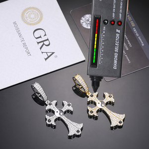 <span class=keywords><strong>Pas</strong></span> <span class=keywords><strong>cher</strong></span> prix nouveau Design en gros 925 argent Sterling laboratoire cultivé <span class=keywords><strong>diamant</strong></span> Moissanite Bling Taiji croix <span class=keywords><strong>pendentif</strong></span> - Product Image 4