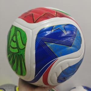 Ballon de football de qualité professionnelle taille 5 avec rebond amélioré et rétention d'air pour les événements 2026 - Product Image 2