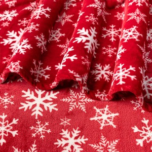 Manta de Felpa Roja con Diseño de Copos de Nieve Navideños, Rectangular, Antipilling, Decoración para el Hogar, Cálida, Suave y Acogedora para Invierno - Product Image 3