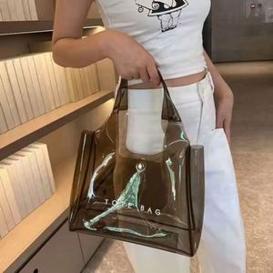 กระเป๋าโท้ท PVC แฟชั่นใหม่แบบสั่งทำพิเศษ พร้อมกระดุมแป๊ก กระเป๋าสะพายไหล่ใสสำหรับชายหาด เหมาะสำหรับสินค้าส่งเสริมการขาย - Product Image 2