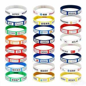 Bracelets en silicone personnalisés avec logo, design réfléchissant, colorés, pour le sport, fabriqués sur mesure en usine - Product Image 3