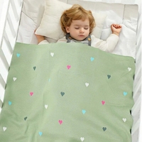 Couverture bébé tricotée vert sauge, motif cœurs multicolores mignons, en jersey de coton doux pour la sieste au berceau, directement de l'usine