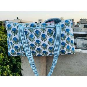 Couverture de lit décorative en coton Kantha avec motifs imprimés en bloc soigneusement alignés et une finition douce pour un repos calme, réparateur et accueillant - Product Image 2