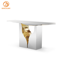 Console de luxe en marbre avec piédestal sculptural doré, meuble d'entrée moderne et élégant pour hall d'entrée de villa