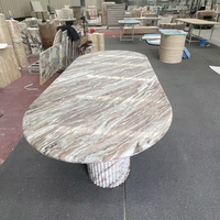 Table à manger ovale en marbre naturel de luxe moderne avec piétement cannelé pour villa, salon, hôtel