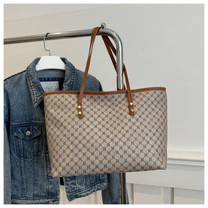 Sac à main en PU tendance pour femme, grande capacité, avec fermeture à glissière, résistant à l'eau et portable pour une utilisation quotidienne en toutes saisons - Product Image 5