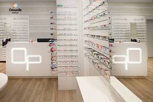 Vitrines d'exposition modernes pour lunettes LED |   Mobilier de magasin d'optique personnalisé avec éclairage |   Solutions d'aménagement intérieur tendance pour le commerce de détail - Product Image 4