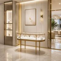 Présentoir de Luxe Incurvé pour Bijoux, Vitrine en Verre Transparent avec Quatre Pieds Métalliques Fins, Taille et Logo Personnalisables, Vente en Gros
