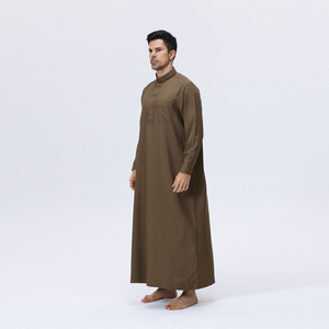 Vente en gros : Thobe saoudien pour hommes de haute qualité, avec col boutonné en métal, manches longues, Dishdasha du Golfe, Robe musulmane pour la prière et le quotidien - Product Image 4