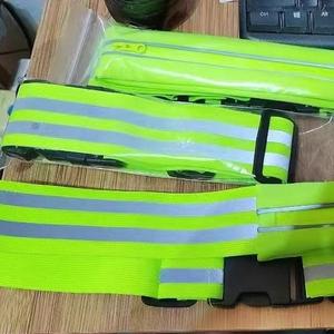 Ceinture réfléchissante haute visibilité avec poche pour téléphone pour la course nocturne, le cyclisme, équipement de sécurité, bande élastique réglable - Product Image 1