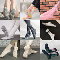 Lettres Jacquard personnalisées de haute qualité Logo Grip Chaussettes Chaussettes en coton Cours de yoga Exercices Design à la mode Chaussettes Pilates