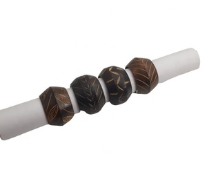 Prix de gros vaisselle en bois sculpté à la main anneau de serviette joli Design accessoires personnalisés anneaux de serviette faits à la main - Product Image 5