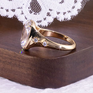 תכשיטי עידן וינטג' טבעת אירוסין מכסף סטרלינג 925 משובצת יהלום 10 קראט בחיתוך כרית מוארך וגדול ומויסנייט 10 קראט - Product Image 5