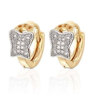 Boucles d'oreilles Huggies CZ en pierre blanche et plaqué or 18 carats pour femmes - Product Image 4