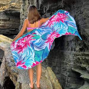 Serviette de plage recyclée, extra absorbante, sans sable, impression recto-verso, format petit sac de voyage - Product Image 1