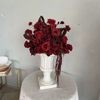 Centre de table floral en soie bordeaux, fleurs artificielles mélangées, vase romain blanc 60 cm, décoration de table pour mariage et fête