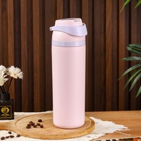 Bouteille d'eau isotherme en acier inoxydable de 710 ml avec couvercle rabattable anti-fuite, sangle de transport et double bouchon pour les sports de plein air