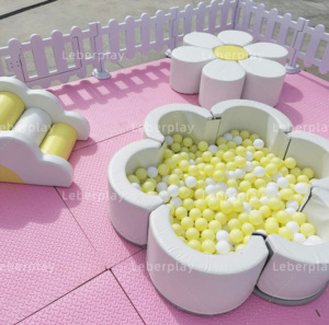 Toboggan commercial en PVC en forme de fleur, piscine à balles, équipement de jeu souple pour usage domestique, intérieur, capacité supérieure à 500 kg, Happy Castle en promotion - Product Image 1