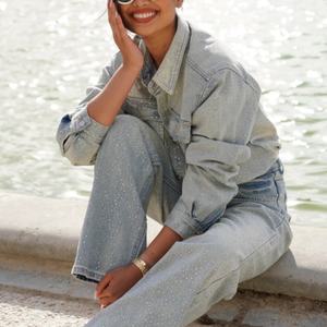 Conjunto de dos piezas de mezclilla personalizado OEM para mujer: Chaqueta vaquera corta estilo urbano y jeans de tiro alto rectos, con lavado ácido vintage y pedrería. - Product Image 2