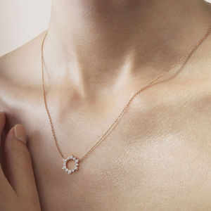 สร้อยคอจี้ทองคำคุณภาพสูง 14K/18K/22K ดีไซน์หรูหราสำหรับทุกเพศ น้ำหนักรวม 0.5 กะรัต เพชรทรงบริลเลียนต์เจียระไนจากห้องปฏิบัติการ พร้อมเพชรเม็ดเล็กด้านข้าง เหมาะสำหรับเป็นของขวัญ - Product Image 2