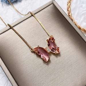 Collana con ciondolo a forma di farfalla, cristallo rosa, placcato oro, gioielli regalo romantici da donna - Product Image 1