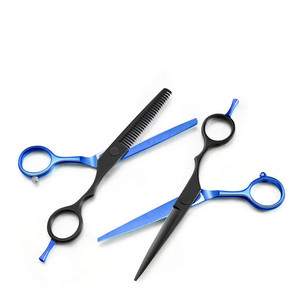 กรรไกรตัดผม Pk ขนาด 5.5 นิ้ว กรรไกรซอยผม สีดำ-น้ำเงิน สำหรับคนถนัดขวา ใช้ในร้านเสริมสวย ใบมีดมาตรฐาน ผลิตที่ซูโจว - Product Image 4