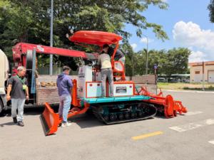 OEM ODM เครื่องพรวนดินแบบโรตารี่ 2.2 เมตร พร้อมระบบป้อนดินอัตโนมัติ รับน้ำหนัก 3.5 ตัน แบบ 3 in 1 พร้อมฟังก์ชั่นรถดันดินและรถบรรทุก สำหรับประเทศกัมพูชาและลาว พร้อมฟังก์ชั่นหลากหลาย - Product Image 6