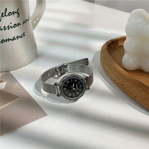 Reloj de Cuarzo para Mujer, Acero Inoxidable, Esfera Redonda de 30 mm, Pantalla Analógica con Fecha, Correa Milanesa, Elegante y Moderno, Cierre Plegable - Product Image 1