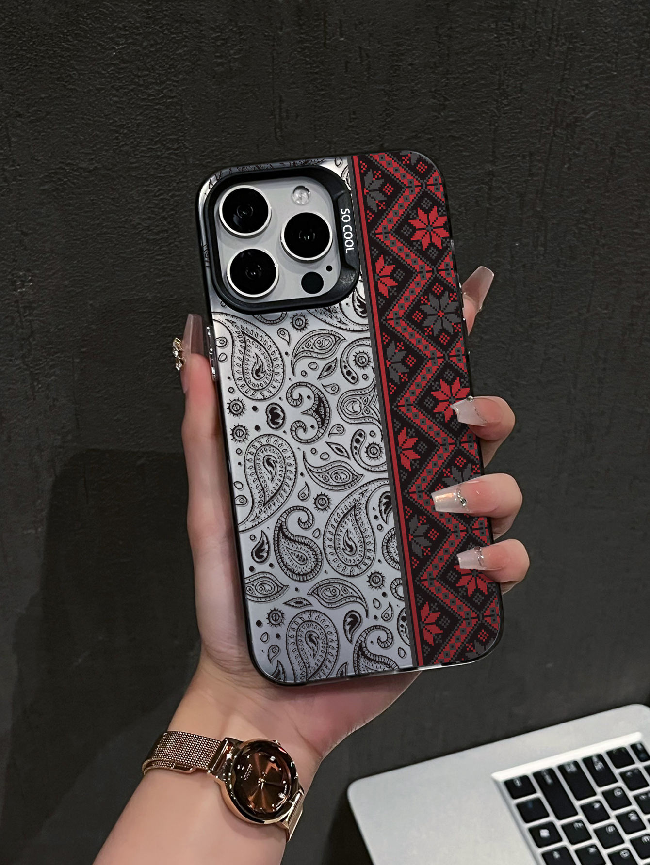 สีเทาเข้ม