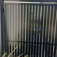 Pagar Vertikal Aluminium Berlapis Bubuk Hitam Dekoratif Privasi dengan Tiang Ukuran Kustom untuk Rumah Villa