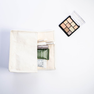 White Modern Fashion Cosmetic Storage Bag Invisible Magnetic Button Tyvek Paper Cover Printed Pattern Custom Logo Hanging - Product Image 6