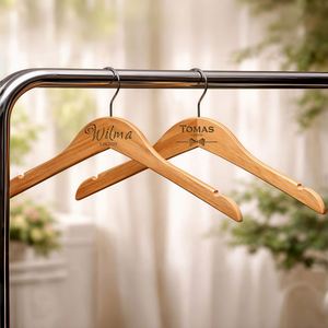 Cintre de mariage personnalisé pour la mariée et ses demoiselles d'honneur, cintre en bois gravé avec nom et date, accessoire photo de mariage - Product Image 1