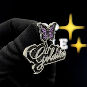 Colgante Personalizado con Nombre Goldita y Mariposa Morada, Letra Decorativa con Acabado en Blanco y Negro - Product Image 2