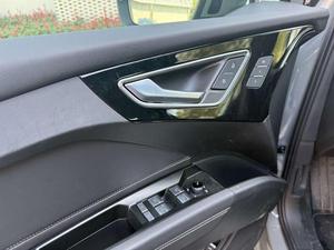 Audi Q4 <span class=keywords><strong>E</strong></span>-tron 40 SUV Elettrico Usato 2024, Versione Premium <span class=keywords><strong>a</strong></span> Lunga Autonomia, Pronto per l'Esportazione, Grigio su Nero - Product Image 4