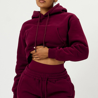 Ensemble de survêtement molletonné oversize personnalisé avec logo, comprenant un sweat à capuche court et un pantalon de jogging large pour femme
