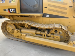 Topadora de cadenas CAT D5 premium con pocas horas de uso, bulldozer compacto original para nivelación de terrenos y preparación de sitios de construcción - Product Image 5
