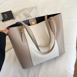 Bolso tote casual impermeable con cremallera, el más vendido del verano, con logo bordado personalizado y gran bolsillo exterior. - Product Image 4