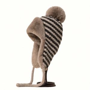 Gorros de punto gruesos de invierno para mujer al por mayor, estilo ruso común, con protección para las orejas, a prueba de viento para ciclismo, gorro de piel tipo trapper - Product Image 1