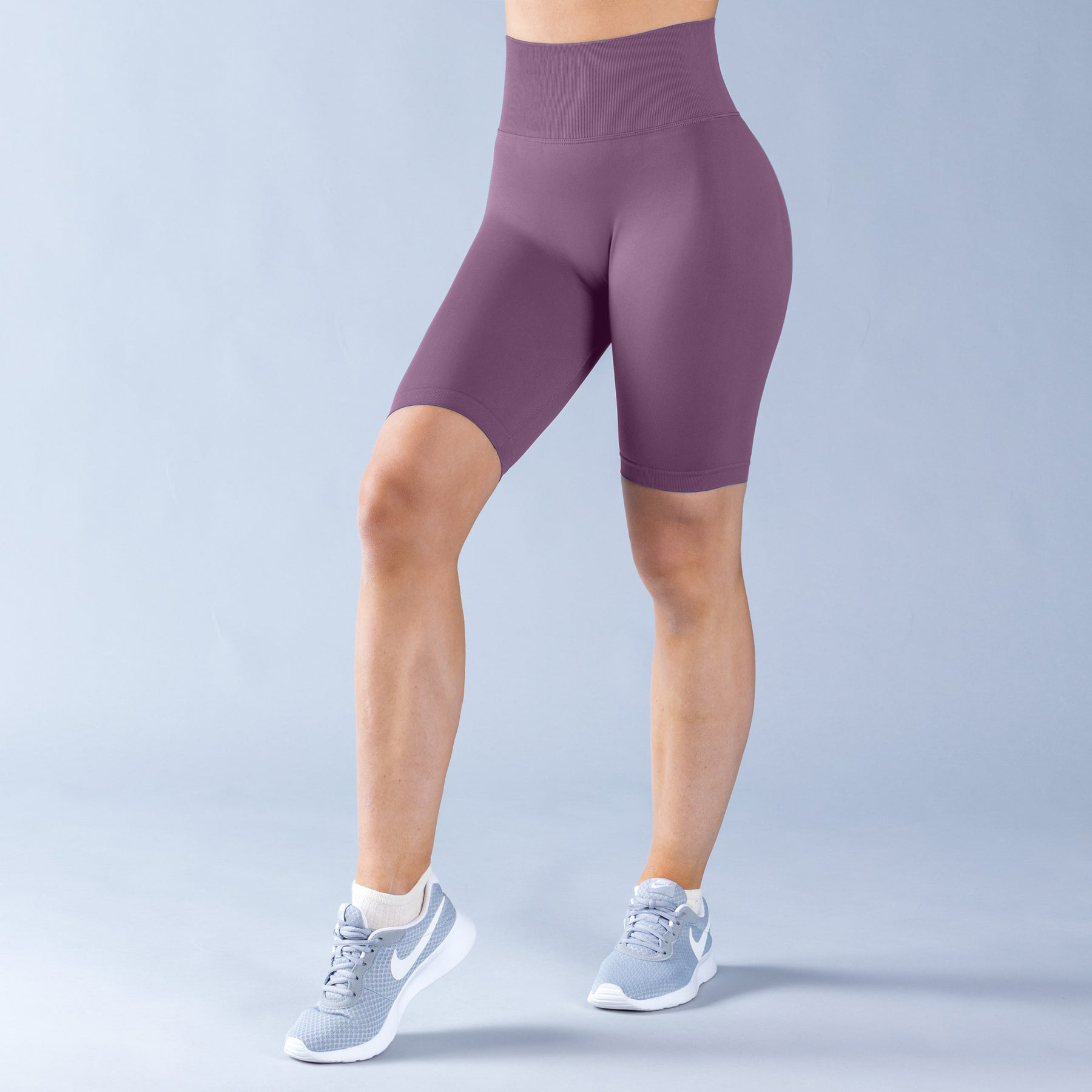 Pantalones cortos de talle alto color morado uva.