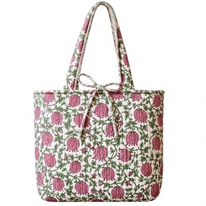 Sac fourre-tout de plage matelassé en coton de luxe, fait main, imprimé coquillages roses, spacieux, pour le marché, les voyages et le quotidien - Product Image 1