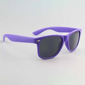 Venta al por mayor 2025 diseñador ligero púrpura cuadrado gafas de sol de plástico logotipo personalizado UV400 lentes para hombres y mujeres - Product Image 4