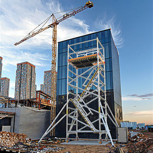 Échafaudage moderne 2x1.35m en alliage d'<span class=keywords><strong>aluminium</strong></span> double largeur échelle inclinée à 45 degrés cadre de travail aérien mobile universel à roulettes ensemble complet - Product Image 1