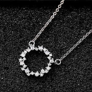 Collana Minimalista con Ciondolo Circolare per Donne, Catena Scintillante per Clavicola, Gioiello Elegante e alla Moda per Uso Quotidiano, Idea Regalo - Product Image 3