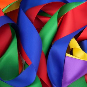 Cintas de Raso de Poliéster de Doble Cara de Alta Resistencia, Color Gris Sólido, de 1 1/2 Pulgadas de Ancho y 100 Yardas de Largo, Libres de Azo - Product Image 2