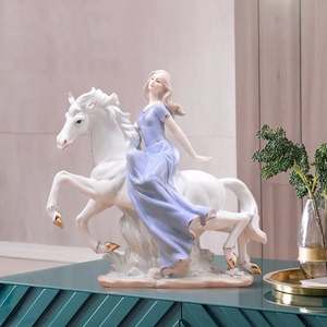 تمثال فتاة من السيراميك، تمثال سيدة مع حصان من البورسلين، إكسسوارات منزلية، نحت فني بأسلوب عصري - Product Image 5