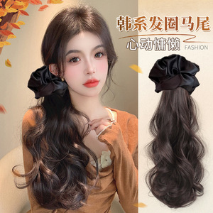 Luxe - Peluca de cola de caballo con clip para mujer, con coletero de satén negro, cabello largo y rizado realista, fácil de aplicar, estilo coreano, aspecto natural - Product Image 4