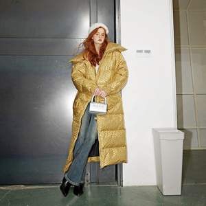 Fournisseur d'usine En stock |   <span class=keywords><strong>Doudoune</strong></span> longue pour <span class=keywords><strong>femme</strong></span> à col montant |   <span class=keywords><strong>Manteau</strong></span> chaud d'hiver avec motif imprimé au laser original - Product Image 2